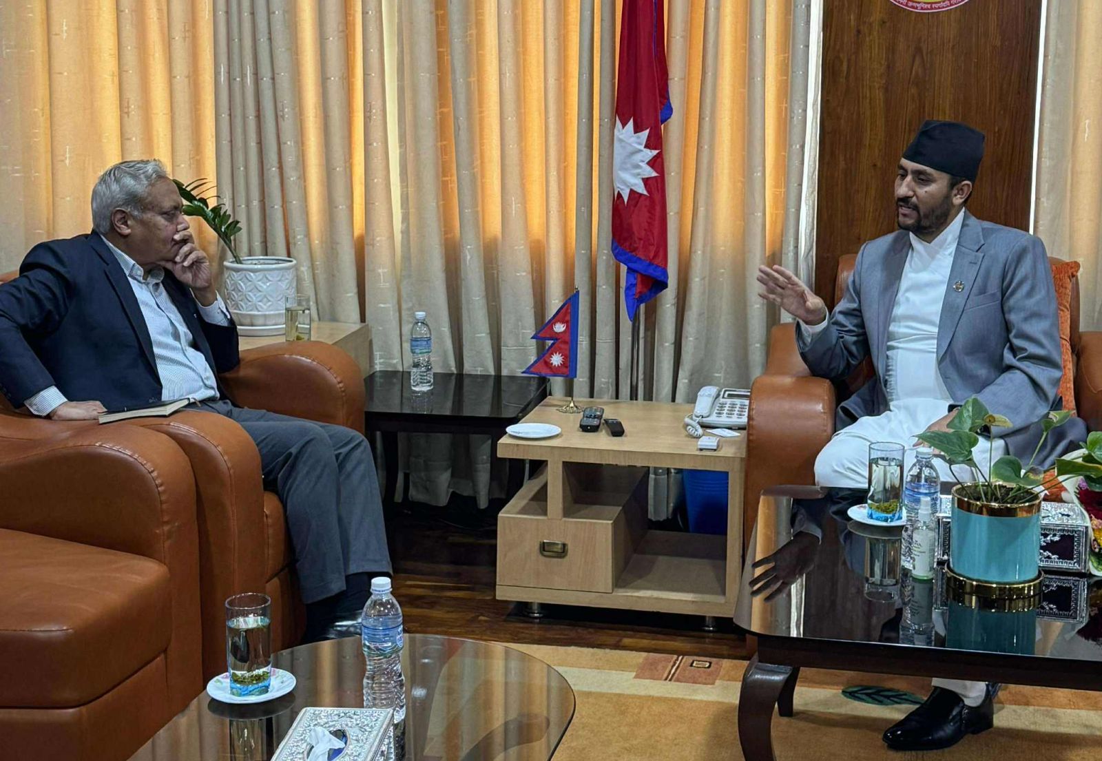 सञ्चारमन्त्री खरेलसँग भारतीय राजदूत श्रीवास्तवको शिष्टाचार भेट