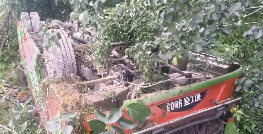 धनगढीबाट काठमाण्डौं जादै गरेको बस कपिलवस्तुमा दुर्घटना, २२ जना घाईते 