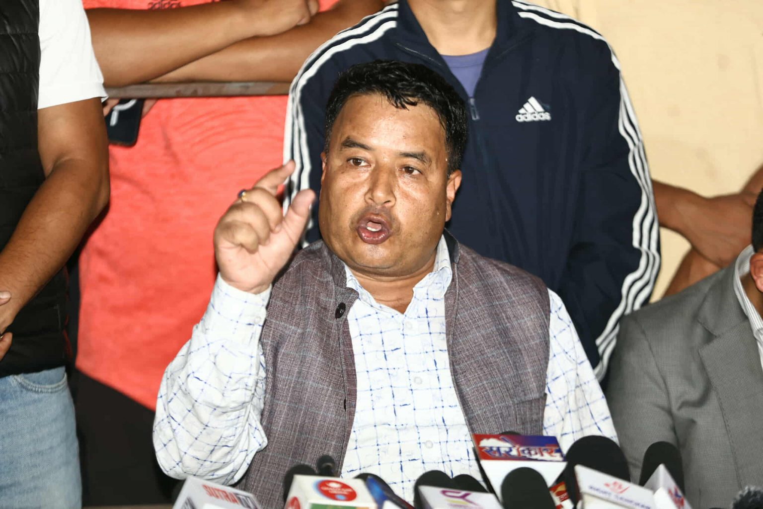 केपी ओलीलाई छोए देशभर आगो बाल्ने महेश बस्नेत चेतावनी