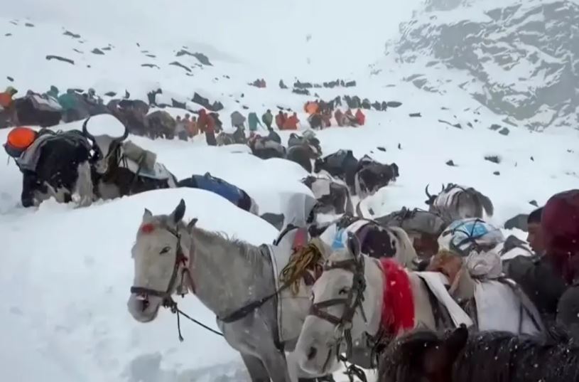 सगरमाथा नजिकै फसेका एक हजार पर्वतारोहीको सकुशल उद्धार