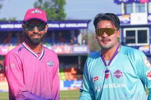 काठमाडौं गोर्खाजले टस जितेर फिल्डिङ गर्दै