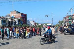 कर्फ्यू आदेश उल्लङ्घन गर्दै सिमरा बजार क्षेत्रमा युवाको प्रदर्शन