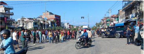 कर्फ्यू आदेश उल्लङ्घन गर्दै सिमरा बजार क्षेत्रमा युवाको प्रदर्शन