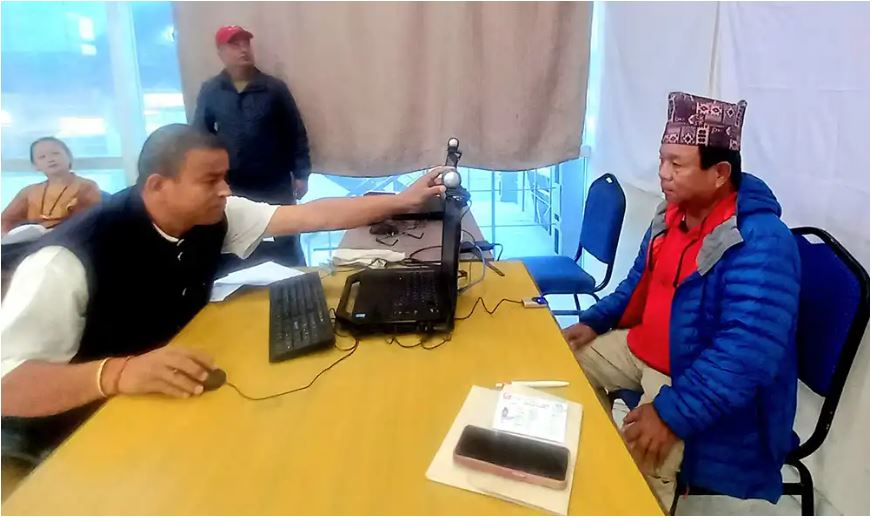 शिक्षामन्त्री महावीर पुनले पहिलो पटक दर्ता गरे मतदाता नामावलीमा आफ्नो नाम