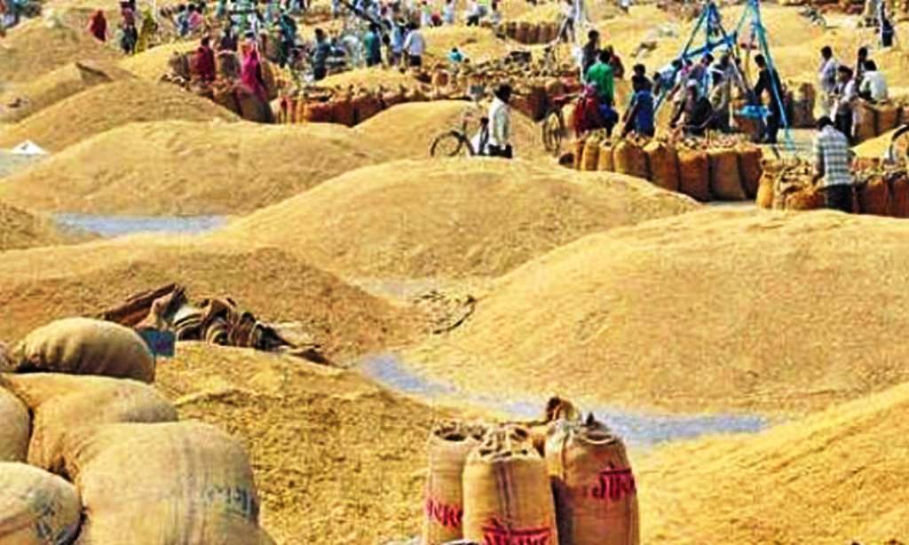 किसानहरु धान बेच्न रातभरि लाइनमा