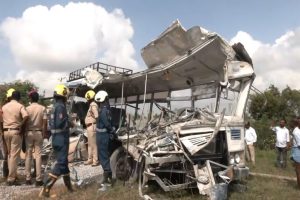 भारतको तेलंगनामा बस र ट्रक ठोक्किंदा २० जनाको मृत्यु