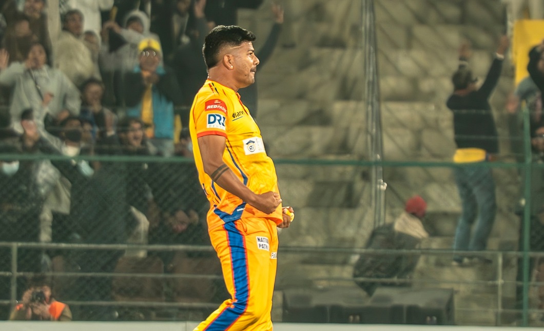 अविनाश बोहराले लिए एकै ओभरमा ३ विकेट