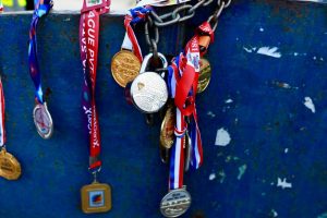 राष्ट्रिय खेलाडीले एन्फा कार्यालयको गेटमा झुन्ड्याए मेडल