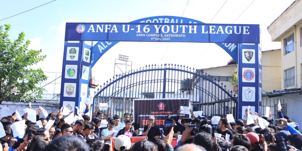 एन्फा कार्यालय अगाडि फुटबल खेलाडीको धर्ना