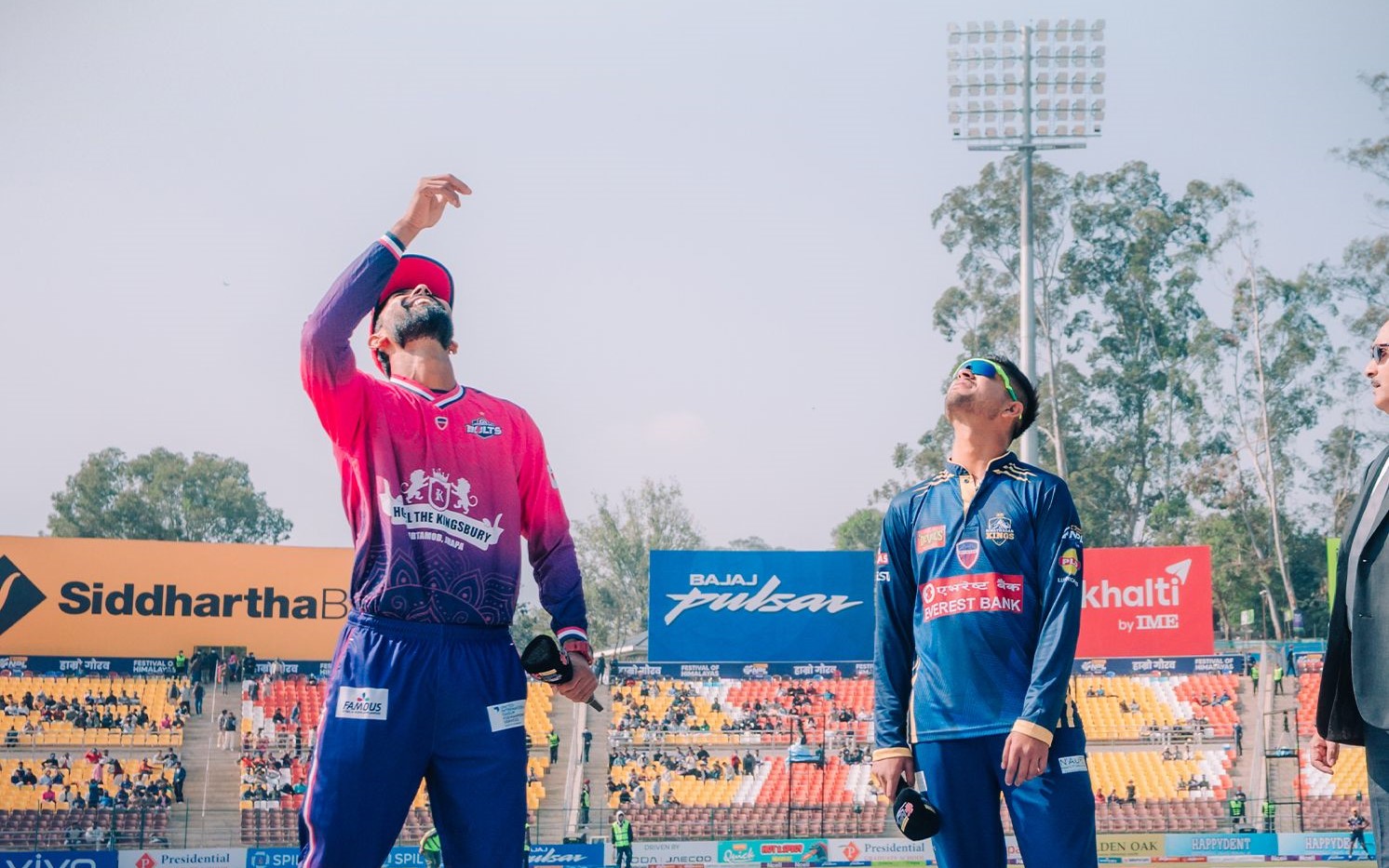 जनकपुरविरुद्ध विराटनगरले ब्याटिङ गर्दै