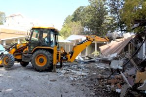 पूर्वमन्त्री खड्काको पार्टी प्यालेस र रेस्टुराँमा महानगरको डोजर