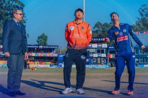 चितवनले विराटनगरविरुद्ध ब्याटिङ गर्दै