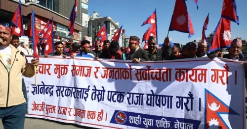 गृहमन्त्री अर्याल र प्रधानमन्त्री कार्कीविरूद्ध राजावादीको प्रदर्शन