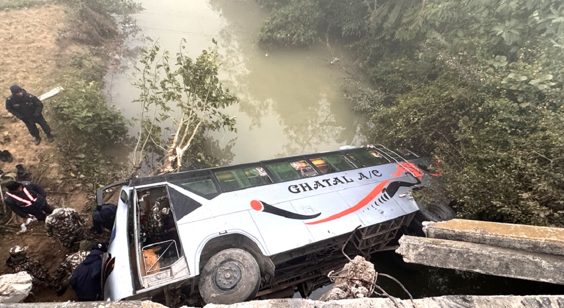 डडेल्धुराबाट काठमाडौं जाँदै गरेको बस दाङमा दुर्घटना : २२ जना घाइते