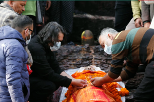 मेयर बालेनका बुवाको पशुपति आर्यघाटमा अन्त्येष्टि