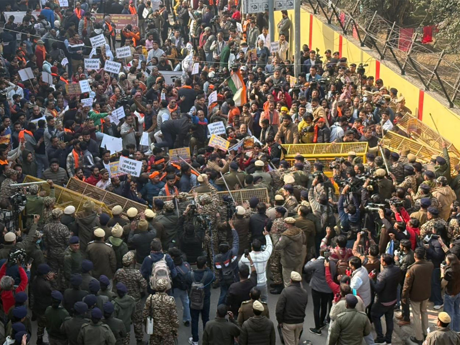 दिल्लीस्थित बंगलादेश उच्चायोग बाहिर हिन्दू संगठनहरूको विरोध प्रदर्शन