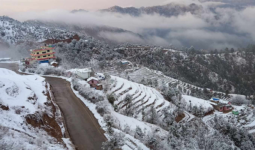 बाजुरामा वर्षासँगै भारी हिमपात