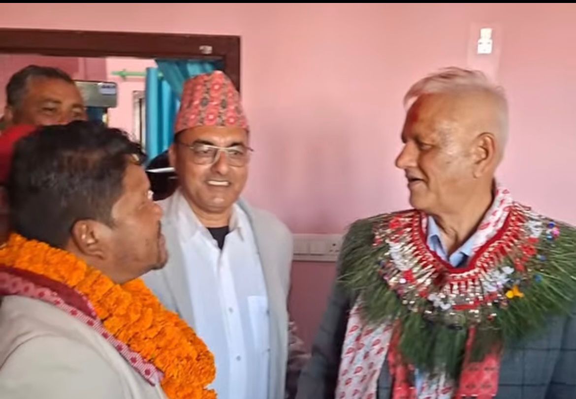 बन्दुकको लडाई संगै लडेका पूर्व सहयोद्धा व्यालेटमा प्रतिद्वन्द्वी