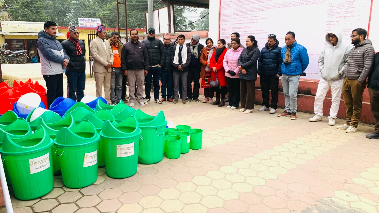 हिमशिखर बहुउद्देश्यीय सहकारी लिमिटेडद्वारा कैलारी गाउँपालिकामा डस्टबिन वितरण
