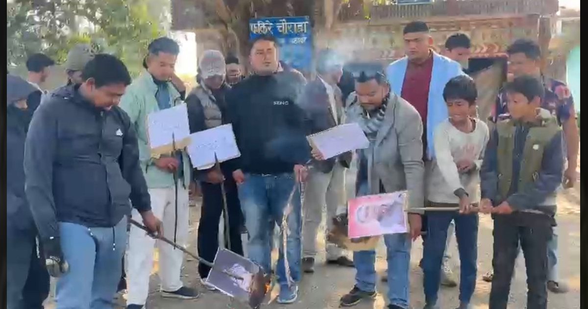 रमेश लेखकले टिकट नपाएपछि गगन र विश्वप्रकाशको पुत्ला जलाइयो