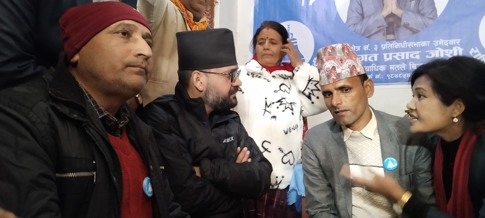 चुनावी अभियानमा कैलाली पुगेका बालेन भेटघाटमा व्यस्त