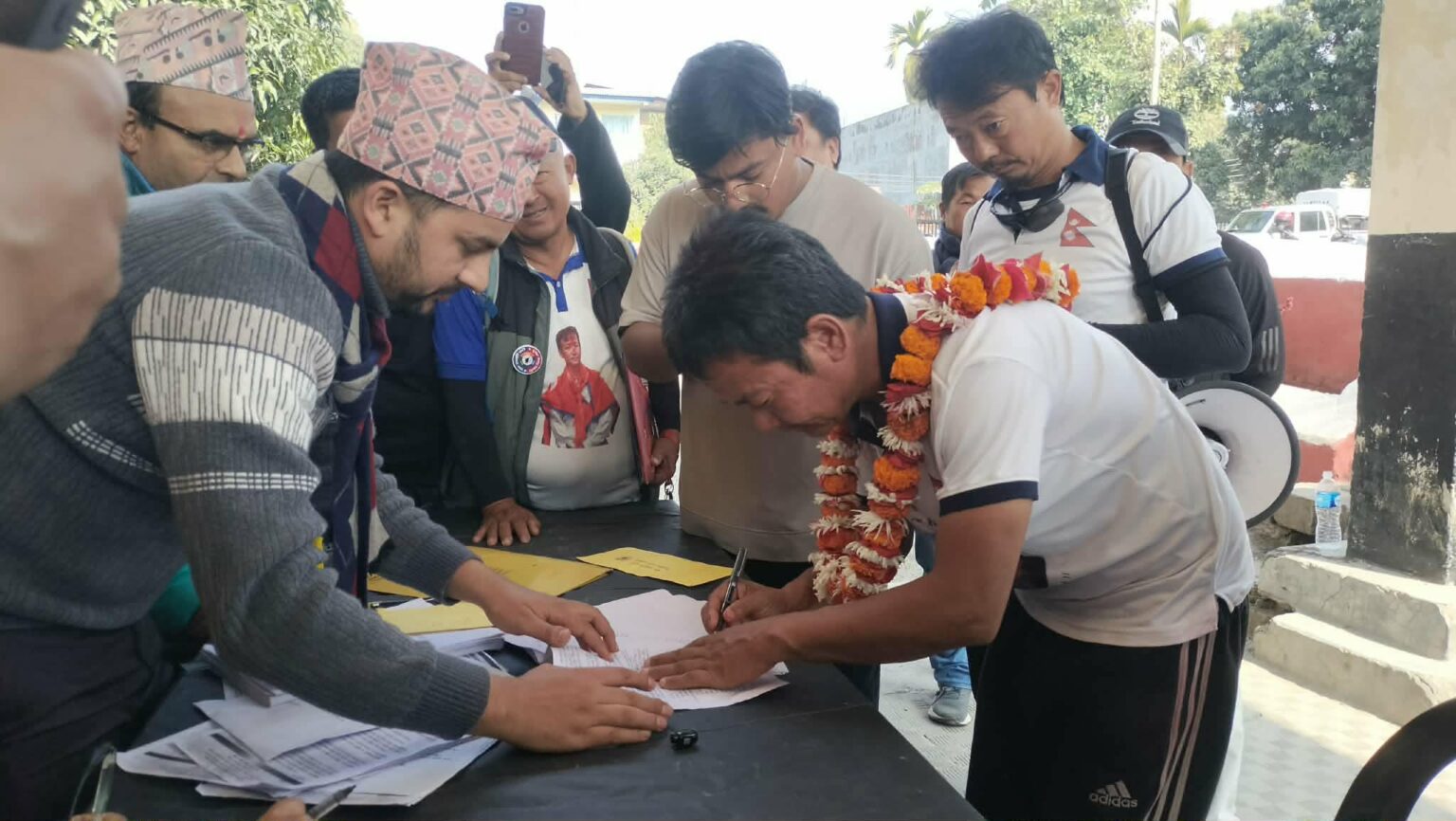 हर्क साम्पाङले उम्मेदवारी दर्ता गरे