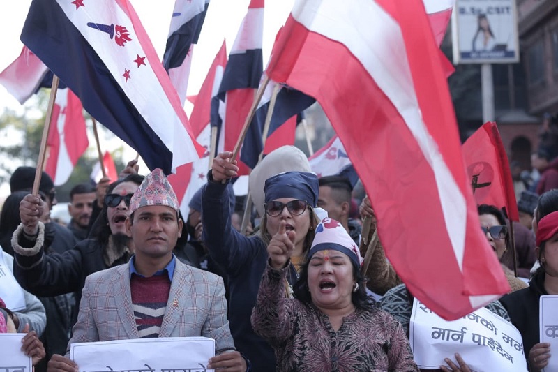 निर्वाचन आयोगको निर्णयलाई अवैधानिक भन्दै देउवा पक्षका नेताहरू सडकमा