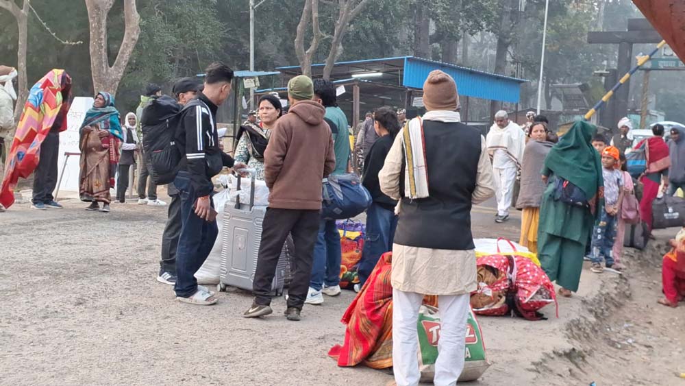 सुदूरपश्चिममा मत हाल्न भारतबाट फर्किंदै कामदार