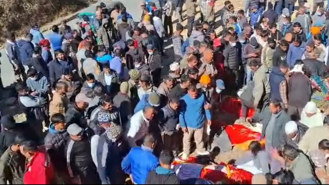 बैतडी बस दुर्घटना : सात मृतकको एकै आगनबाट उठाइयो शव