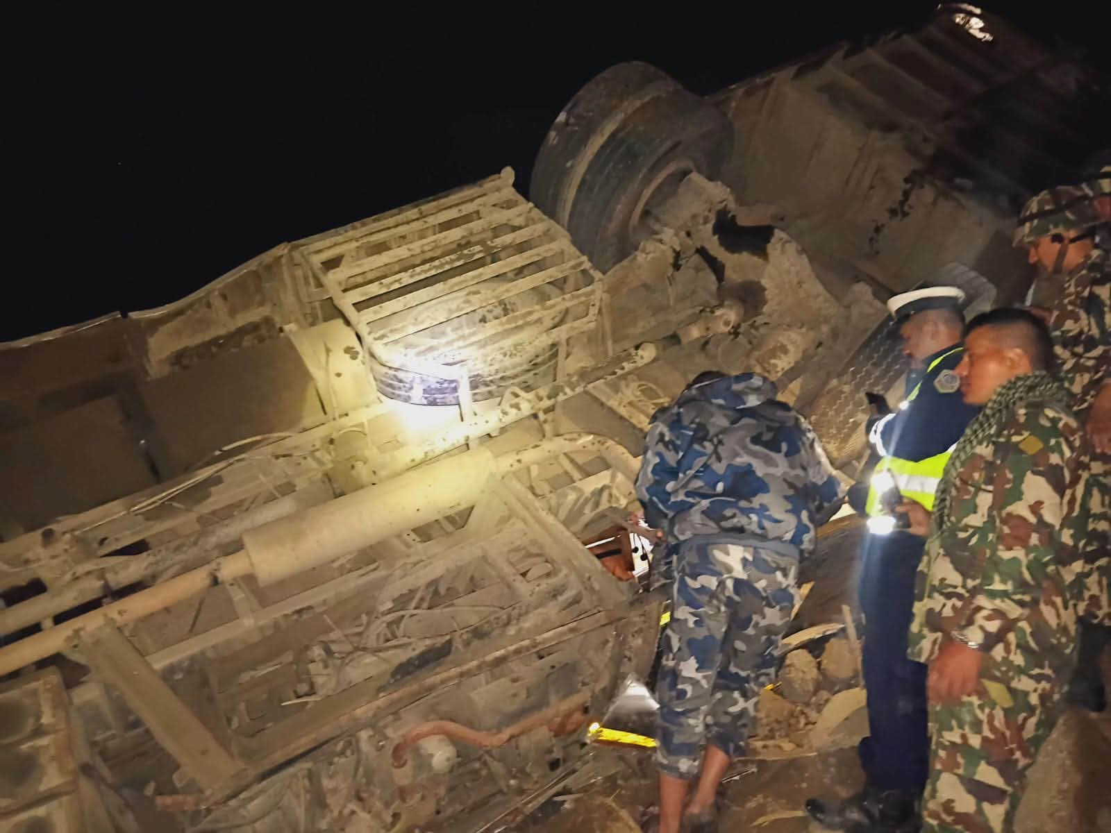 पोखराबाट काठमाण्डौको लागि छुटेको बस धादिङमा दुर्घटना, १७ जनाको ज्यान गयाे