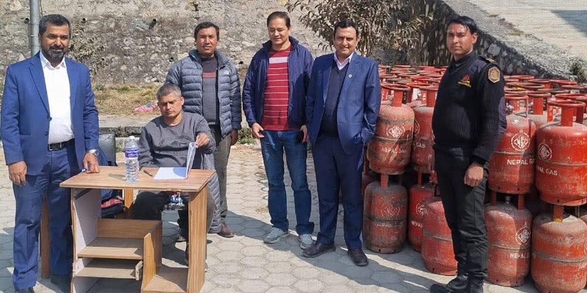 खाना पकाउने ग्यासको कृत्रिम अभाव भएपछि निगम आफैँले बेच्न थाल्यो