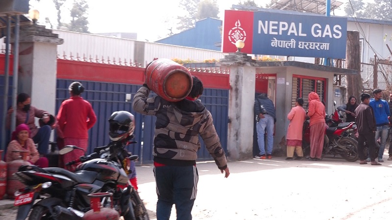 ग्यासको अभावपछि निरीक्षण तीव्र : समस्या भए हटलाइन नम्बरमा फोन गर्न निगमको आग्रह