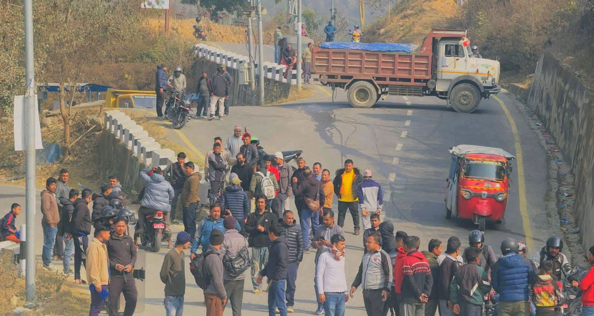 रामेछापमा क्षतिपूर्तिको माग गर्दै यातायात अवरुद्ध, शव जिम्मा लिन अस्वीकार