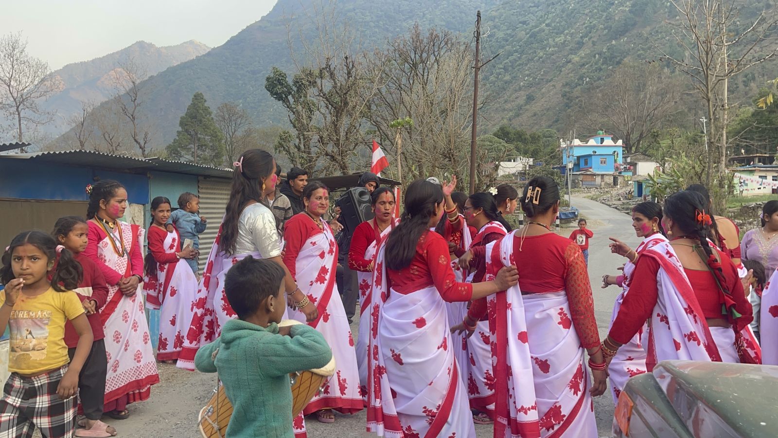सुदूरपश्चिममा होलीः अनुहारमा रङ, मनमा अपनत्व र विपतमा सहारा
