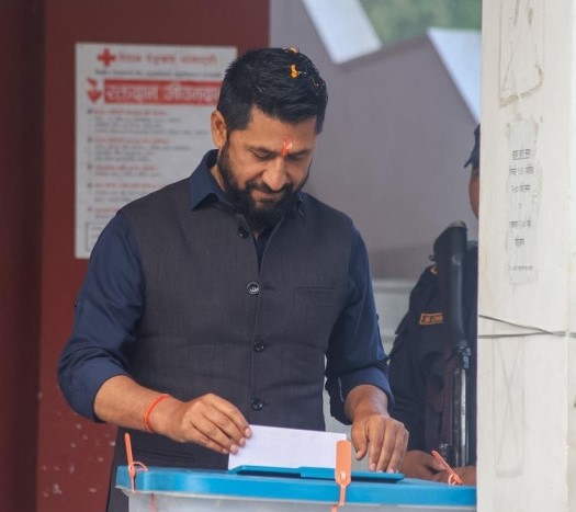 रास्वपा सभापति लामिछानेले गरे मतदान