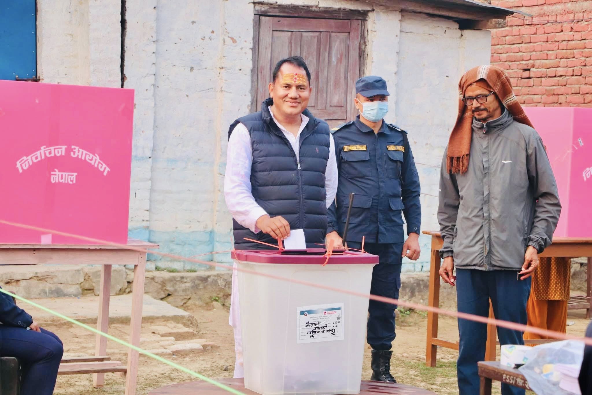 काँग्रेसका आनन्दले गरे मतदान