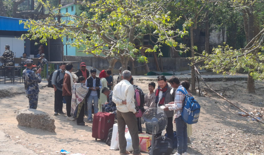 गौरीफन्टा नाकामा रोकिएका यात्रुलाई आउन दिइयो