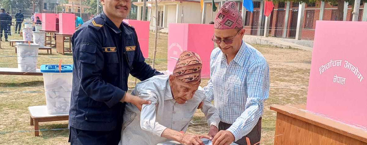 कैलालीका १०७ वर्षीय जनकलालले गरे मतदान