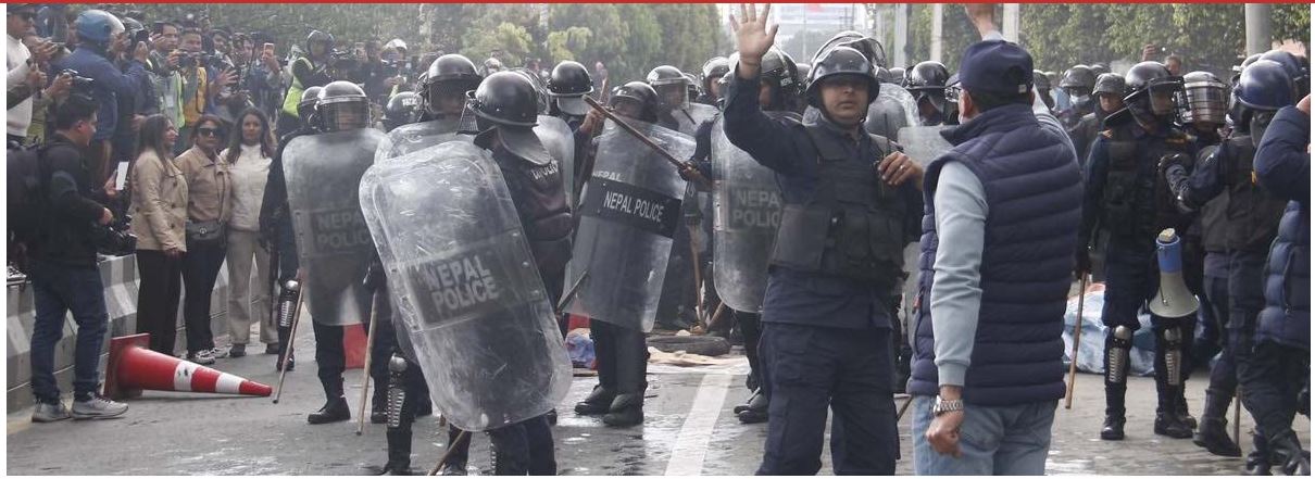 पूर्वप्रधानमन्त्री ओली पक्राउको विरोधमा माइतिघरमा विरोध प्रदर्शन