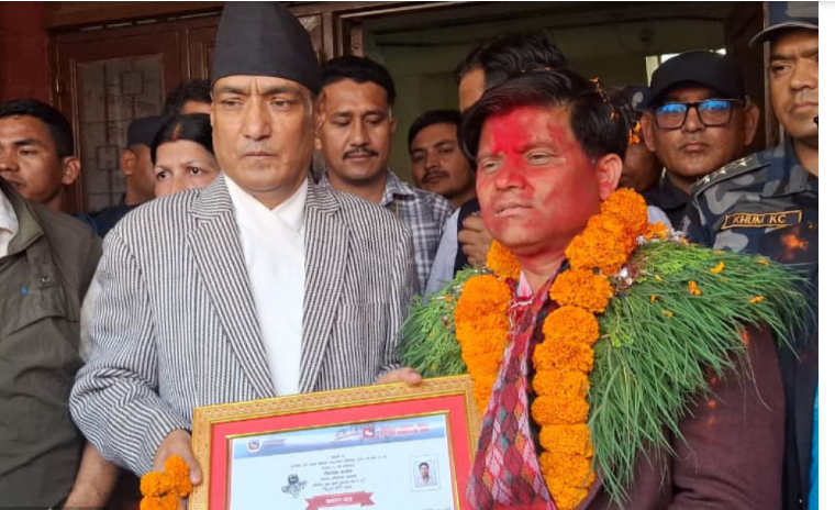 परम्परागत किल्ला भत्काएर संसद्‌को यात्रामा चन्द