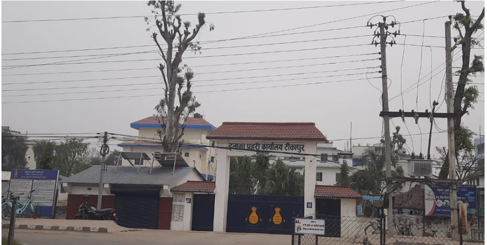 इलाका प्रहरी कार्यालय टीकापुर ब्यारेकको छतबाट खसेर प्रहरीको मृत्यु