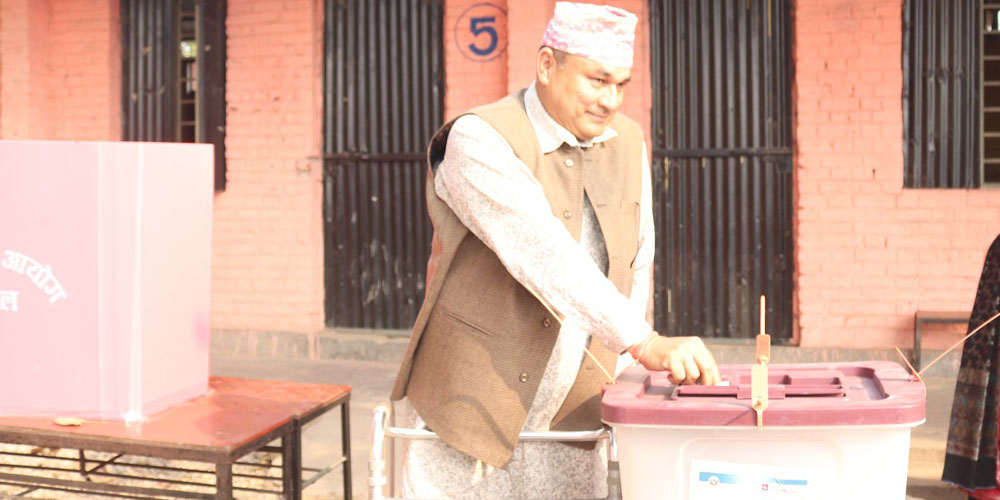 सुदूरपश्चिम प्रदेशका मुख्यमन्त्री मुख्यमन्त्री शाहद्वारा मतदान