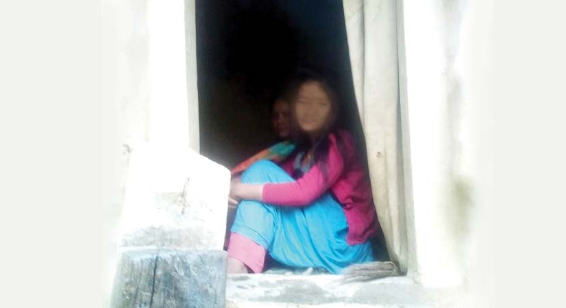 बाजुरामा गोठ भत्किएपनि कायमै छाउप्रथा