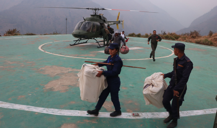 दार्चुलामा दुर्गम क्षेत्रमा रहेका चार मतदान केन्द्रको मतपेटिका हेलिकप्टरबाट ढुवानी
