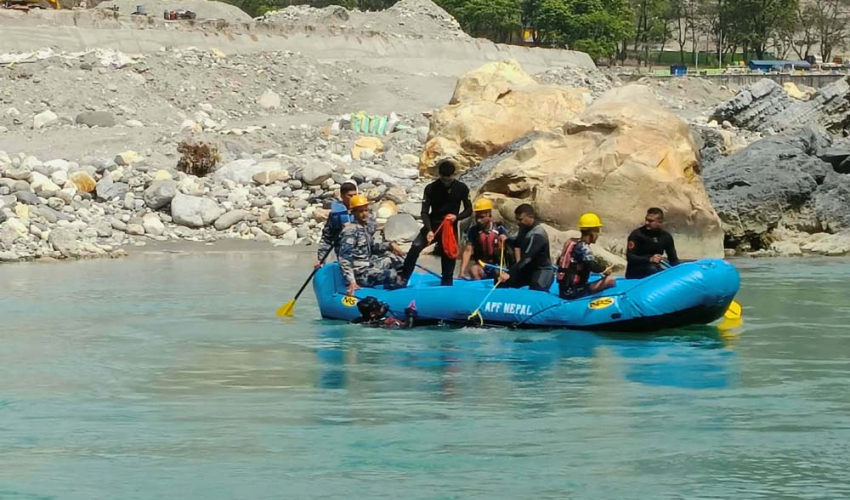 महाकालीमा बेपत्ता बालकलाई खोज्दै गोताखोर