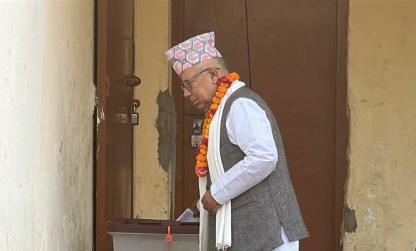 माधव नेपालले गरे मतदान