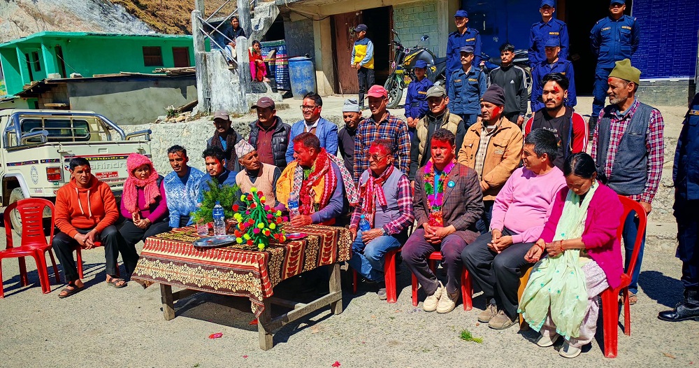 बैतडीबाट निर्वाचित सांसद भण्डारी घरदैलोमा जनताको समस्या सुन्दै