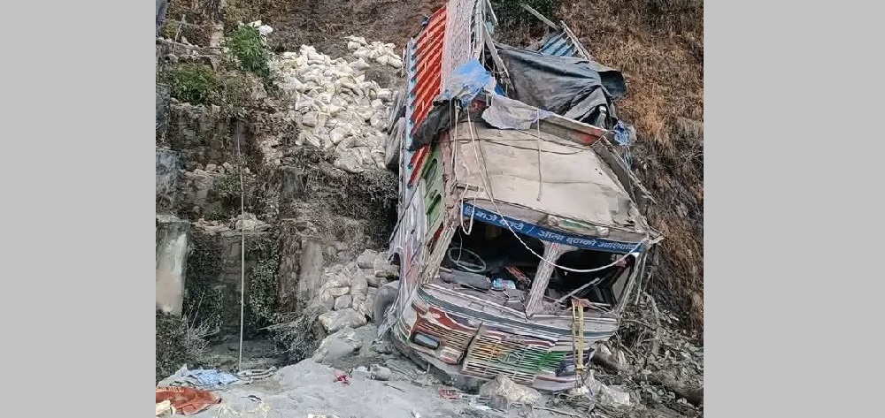 बैतडीमा ट्रक दुर्घटना हुँदा चालकसहित चार जना घाइते