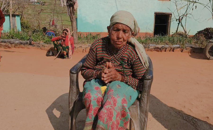 बैतडीमा ९८ वर्षीया वृद्धाद्वारा मतदान