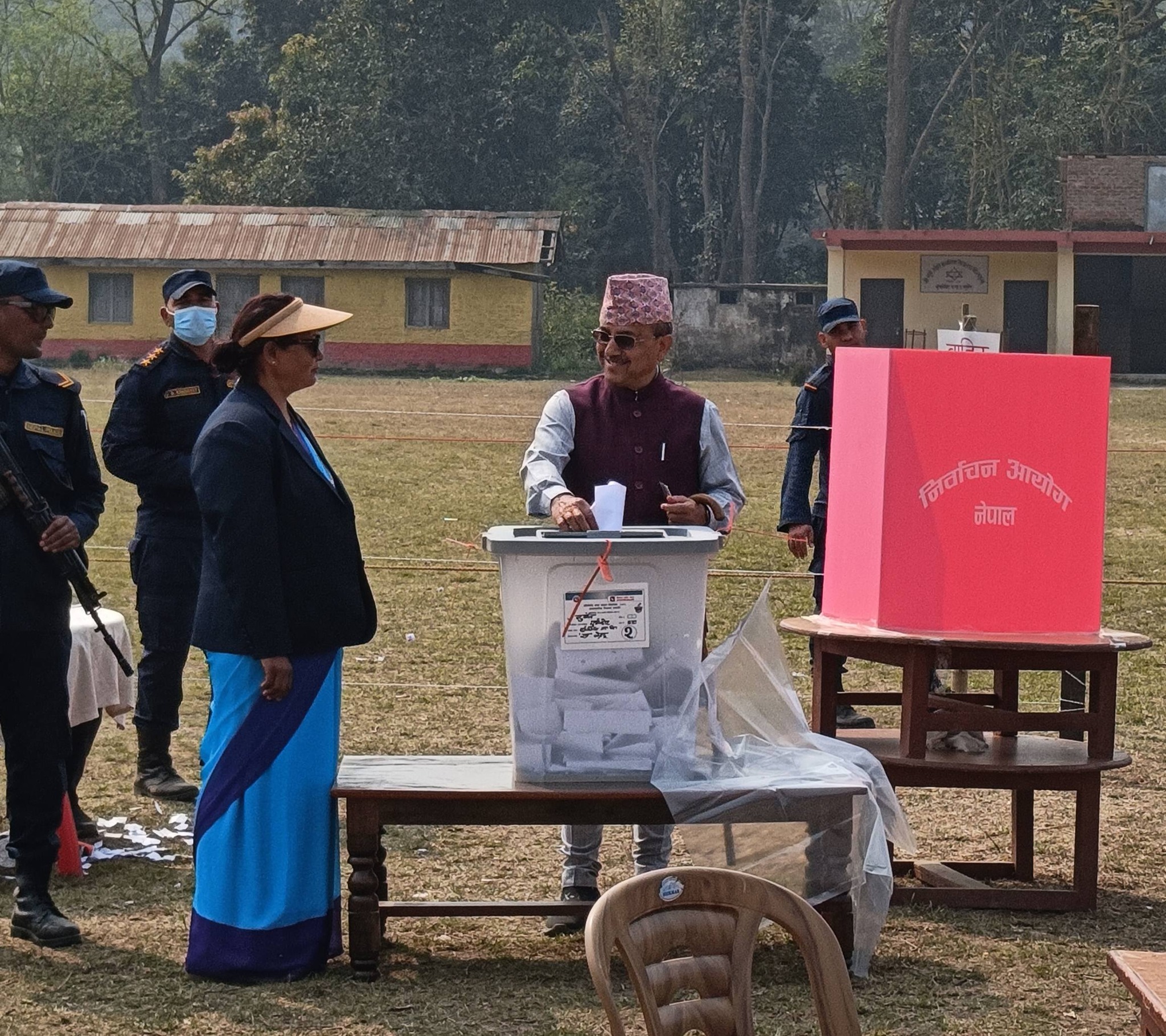 नेपाली काँग्रेसका नेता खड्काले गरे मतदान